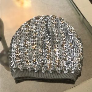 Girls one-size sequin beanie/hat in gray/silver.